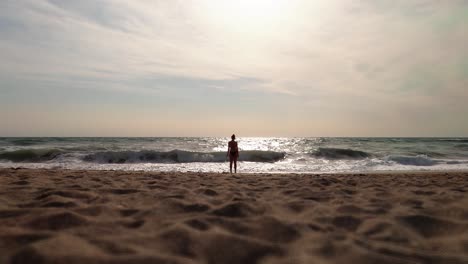 Mujer-Sola-Mirando-Las-Olas-En-La-Playa