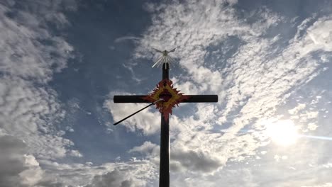 Schönes-Kreuz-Das-Kreuz-Des-Apostolats-Ist-Ein-Zeichen-Der-Liebe-Und-Der-Begegnung-Mit-Gott-Und-Die-Wolken,-Die-Schnell-In-Diesem-Heiligtum-Vorüberziehen,-Sind-Unglaublich