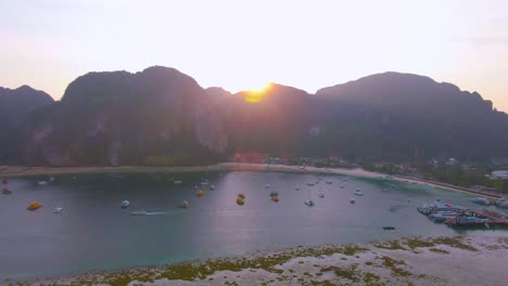 puesta de sol en la playa de railay, tailandia