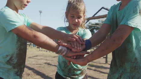 Grupo-De-Niños-Y-Niñas-Caucásicos-Juntos-En-El-Campo-De-Entrenamiento