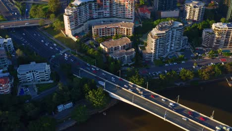 Vista-De-Arriba-Hacia-Abajo-Del-Tráfico-Matutino-Moderado-En-El-Puente-De-La-Autopista-Riverside-M3-De-Brisbane,-Australia