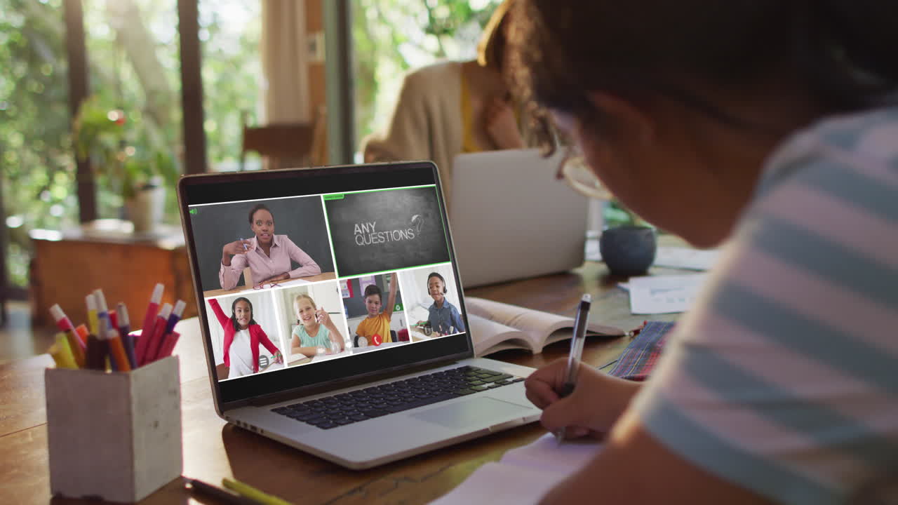 chica haciendo la tarea y teniendo una videoconferencia con el maestro y los compañeros de clase en la computadora portátil en casa