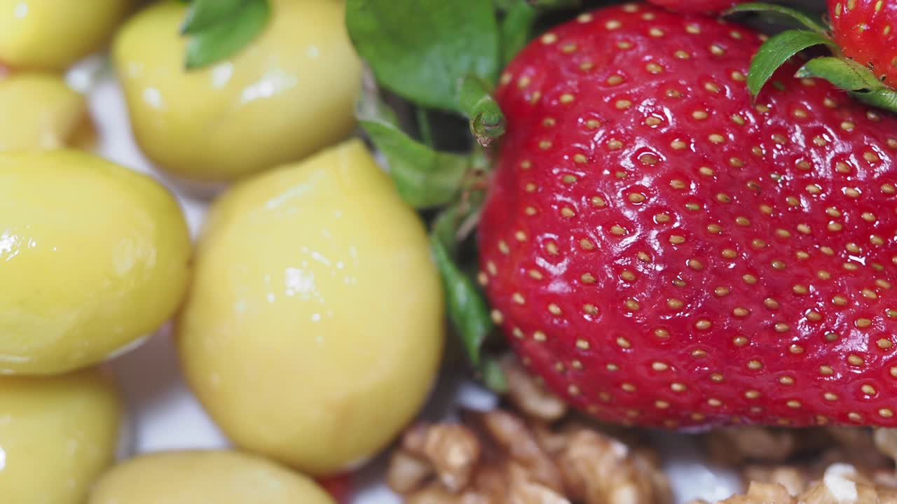 primer plano de fresas, nueces y aceitunas