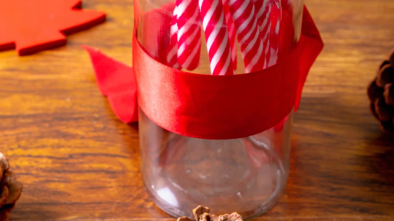 나무 배경 에 사탕 과 소나무  ⁇  을 넣은 크리스마스 장식품 의 구성