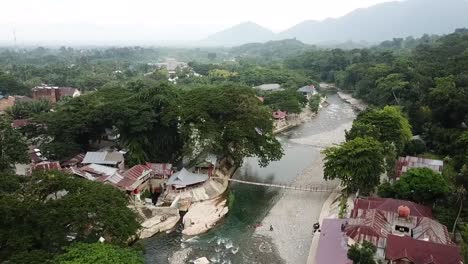 Vuelo-De-Drones-Sobre-El-Pueblo-En-El-Parque-Nacional-Bukit-Lawan-En-Sumatra,-Indonesia