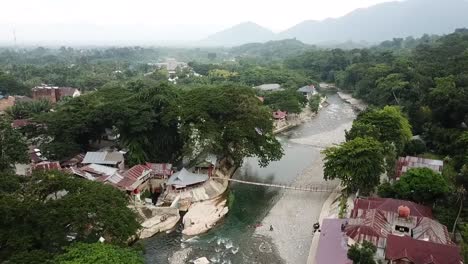 vuelo con drones sobre el pueblo en el parque nacional bukit lawan en sumatra, indonesia