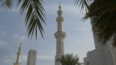 día soleado ciudad de abu dhabi más famosa gran mezquita torres de palma vista 4k emiratos árabes unidos