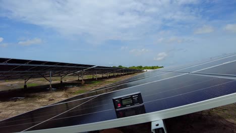 fotografía estática que muestra un transductor digital con medición del ángulo de inclinación dentro de una granja solar de energía renovable en jambur - gambia - áfrica occidental