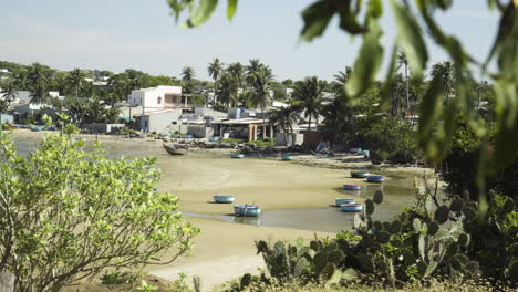 Beach-with-small-round-boats-ready-for-use-on-the-shore