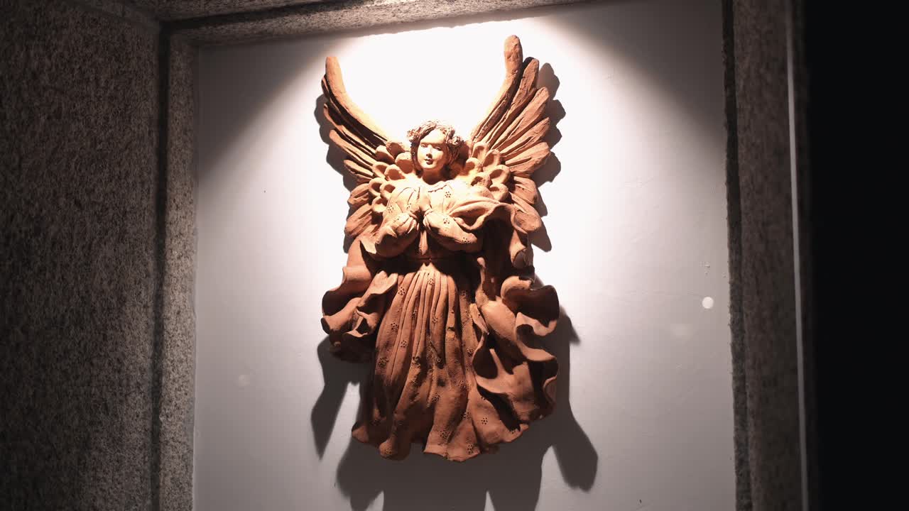 escultura de ángel de terracota con iluminación artística