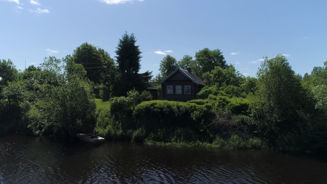 Rustikt landhus ved en flod