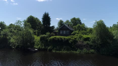 casa de campo rústica junto a un río