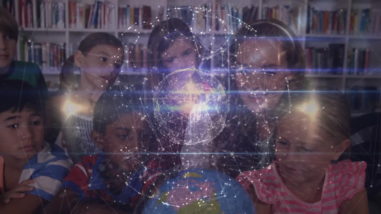 Crianças em idade escolar se reunindo em torno de um globo e mulher guiando, ativando uma rede giratória para aprendizagem.