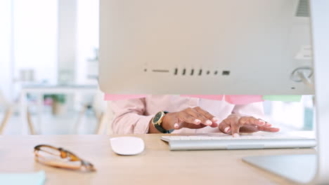manos de mujer escribiendo un correo electrónico en la computadora
