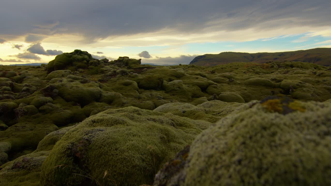 puesta de sol en el paisaje de musgo verde de islandia