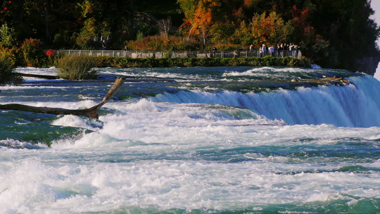 유명한 폭포 나이아가라 폭포는 전 세계 관광객들에게 인기있는 장소입니다.