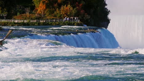 La-Famosa-Cascada-De-Las-Cataratas-Del-Niágara,-Un-Lugar-Popular-Entre-Los-Turistas-De-Todo-El-Mundo