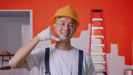 trabajador de la construcción haciendo gestos para llamar