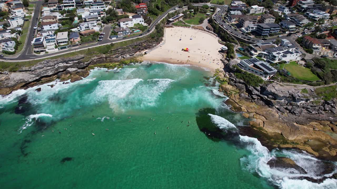 오스트레일리아 nsw 시드니의 타마라마 해변에서 터키즈색 바물과 함께 공중 촬영
