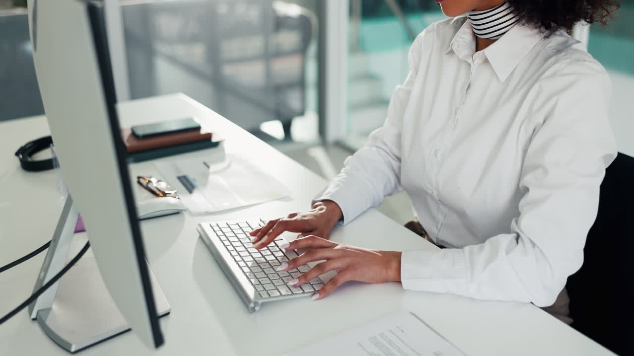 Frau schreibt auf der Tastatur im Büro