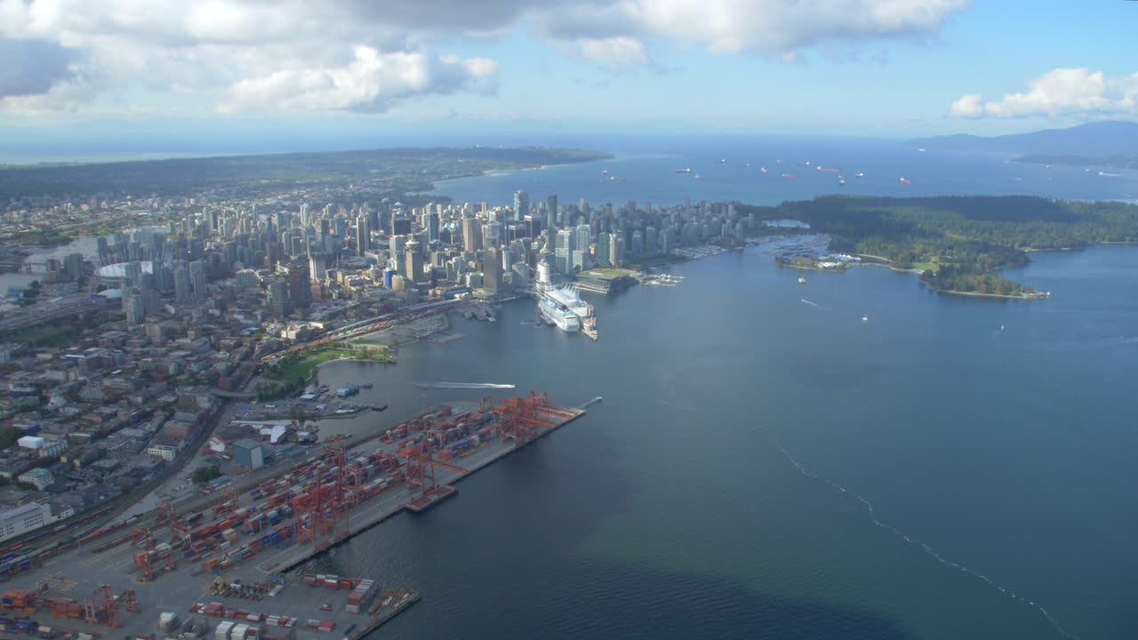 Ripresa in elicottero del centro di Vancouver e del BC Place, che guarda a ovest verso Coal Harbour e Stanley Park nella Columbia Britannica