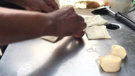 cocinar panqueques tailandeses exóticos, roti malaysian con diferentes rellenos en un mercado de tailandia. hacer rollo de roti de huevos en sartenes de metal calientes con aceite hervido. comida callejera de tailàndia. postre tailandés.