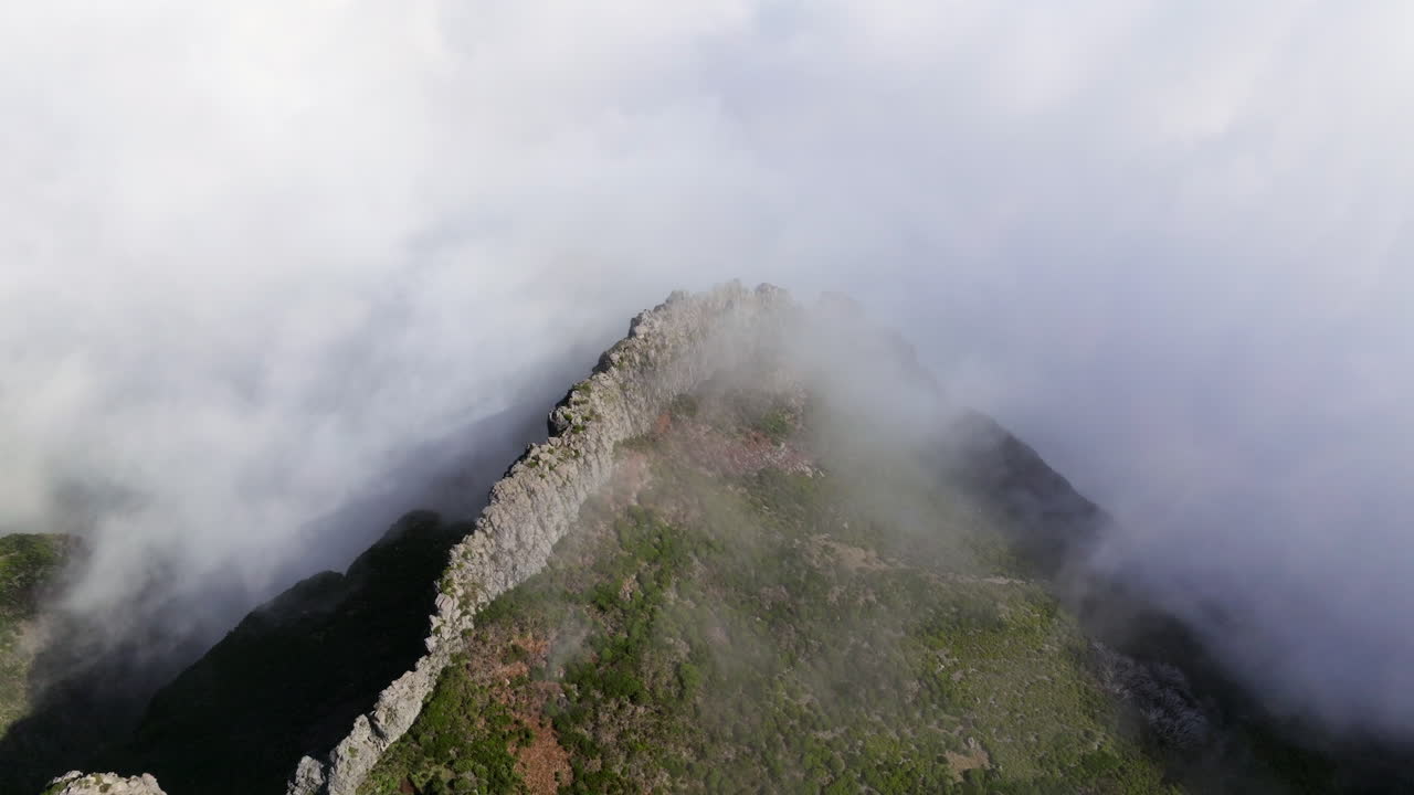 pico pico do arieiro con cielo nublado en la isla de madeira, portugal