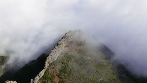 pico pico do arieiro con cielo nublado en la isla de madeira, portugal