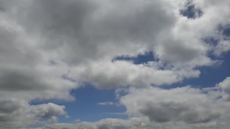 cielo de verano nube de lluvia lapso de tiempo a media tarde
