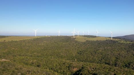 vista aérea de molinos de viento al lado del océano en sudáfrica