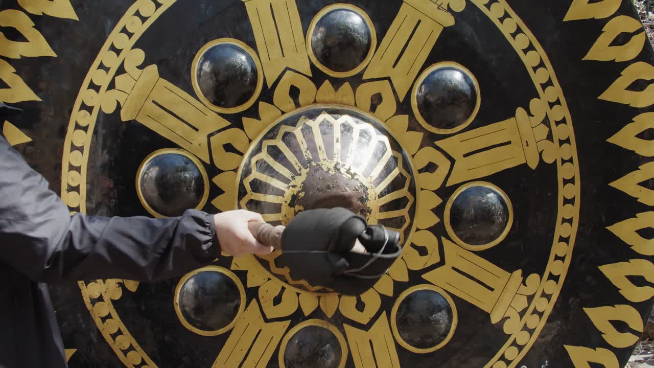 관광객 이 태국 사원 에서 거대한 동양 콩 종 을 울리고 있다