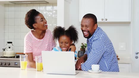 Glückliche-Familie,-Die-Einen-Videoanruf-Auf-Dem-Laptop-Führt