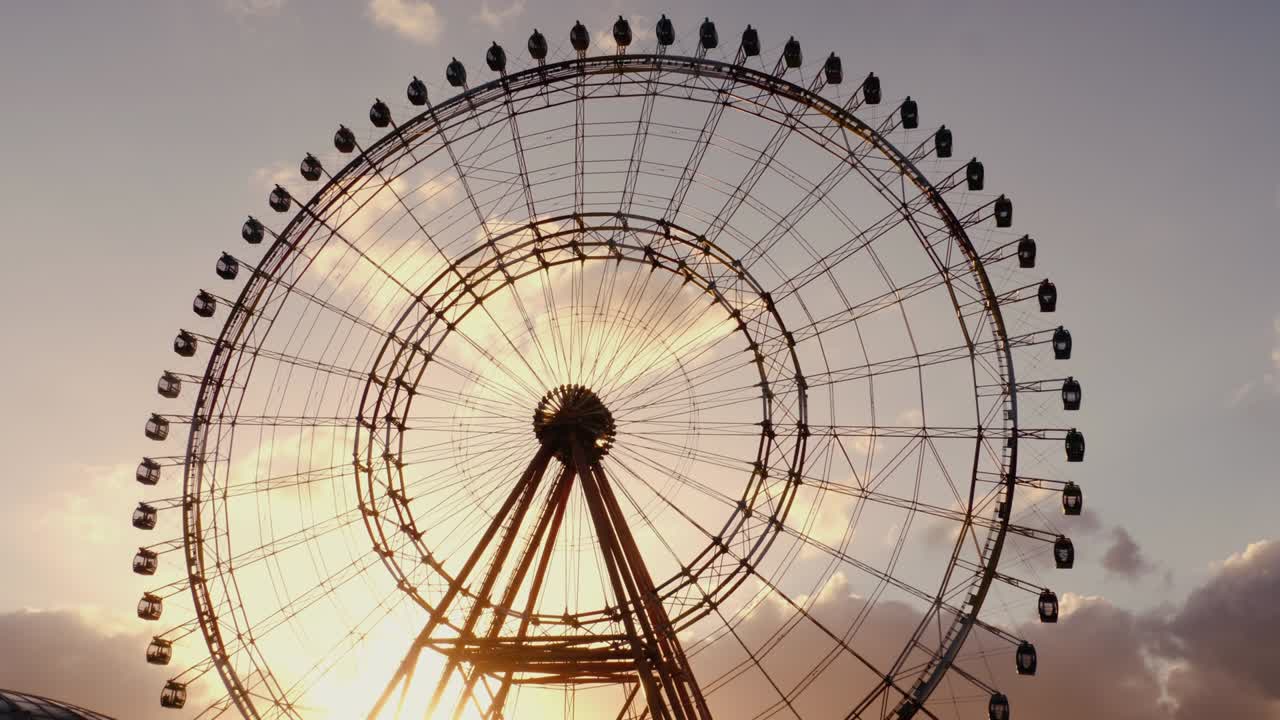 la rueda gigante al atardecer