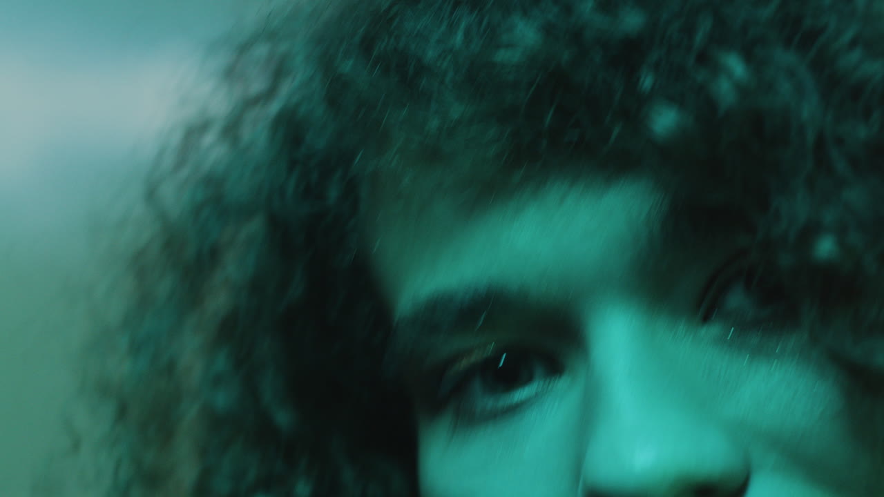 крупный план танцующей женщины