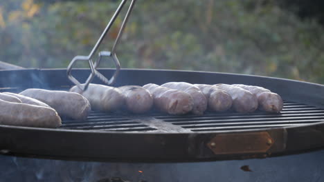 salchichas cocinando en la barbacoa