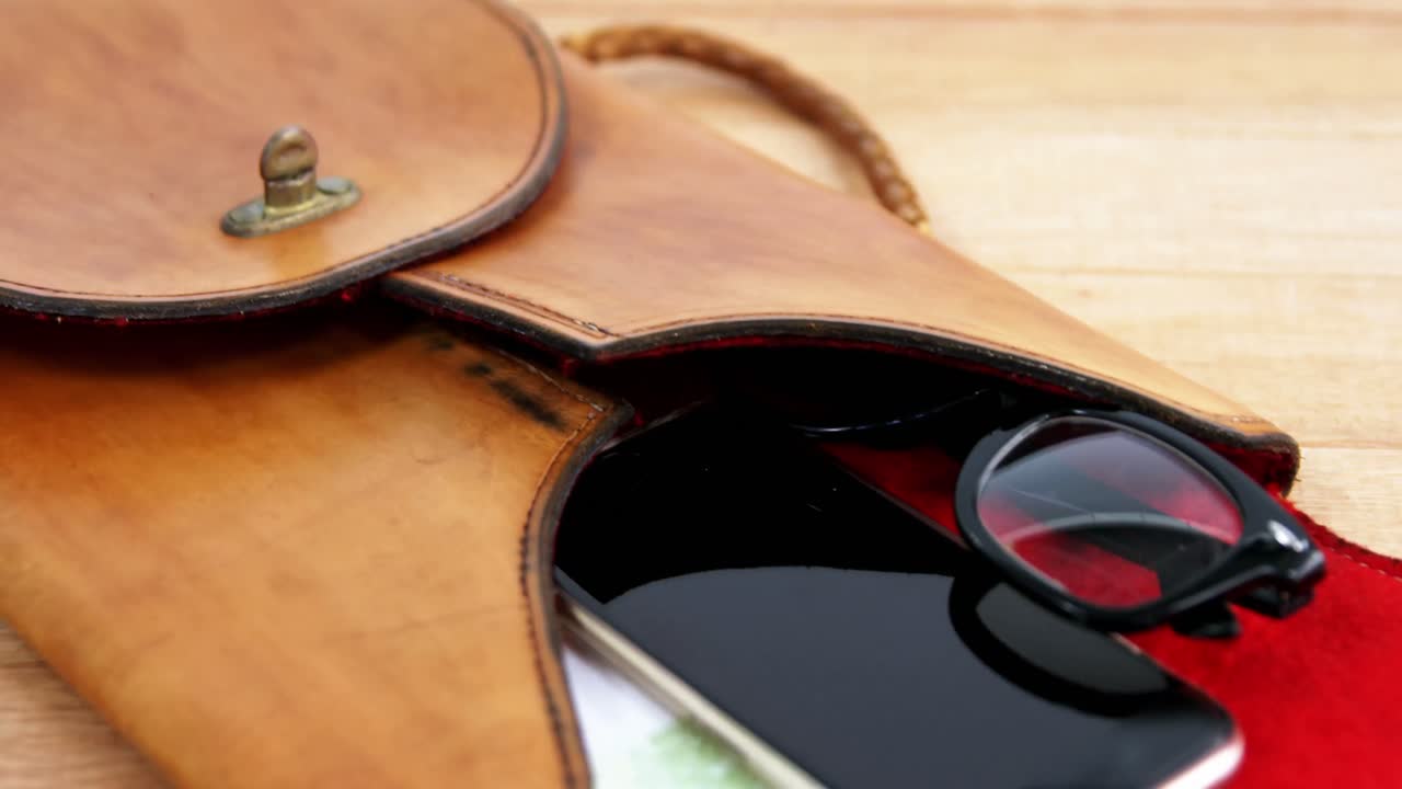 휴대전화와 안경이 가방에