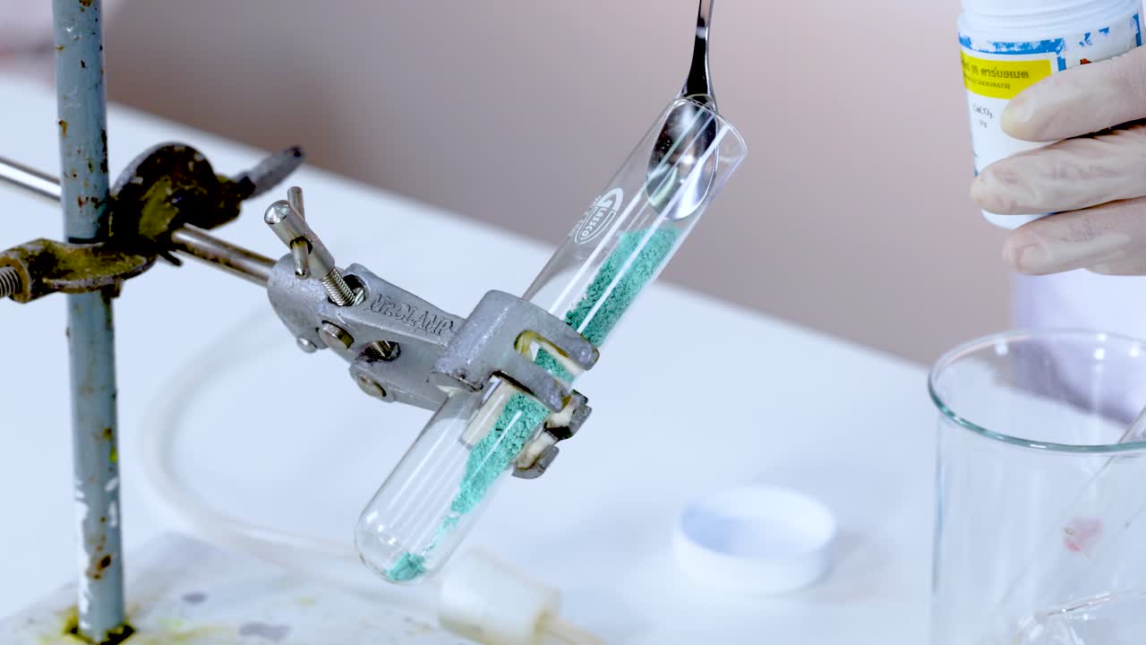 실험실 환경에서 화학 반응 시연