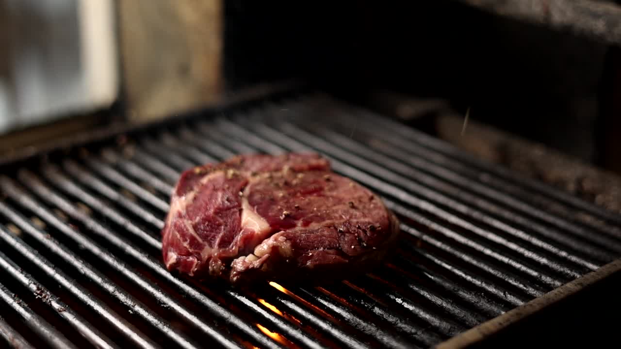 cocinando un filete en una parrilla