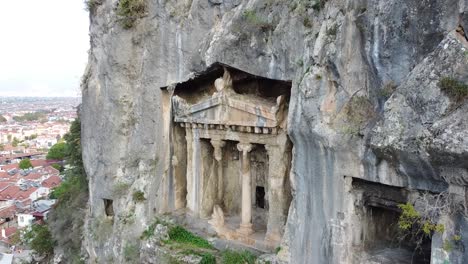 tumbas históricas de los reyes en el acantilado - fethiye, turquía