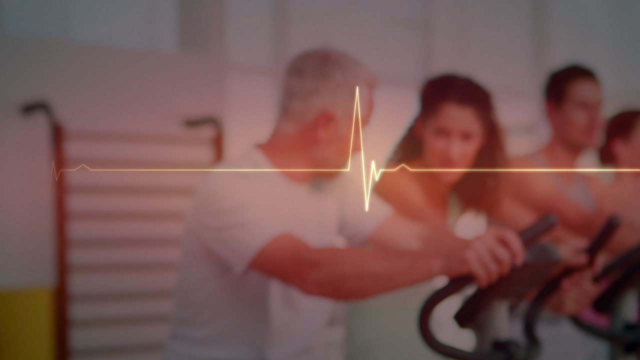 Pria menyetel sepeda, pelatih membimbing kelas kebugaran saat kelompok mengayuh sepeda, EKG melakukan sinkronisasi, wanita memeriksa tablet