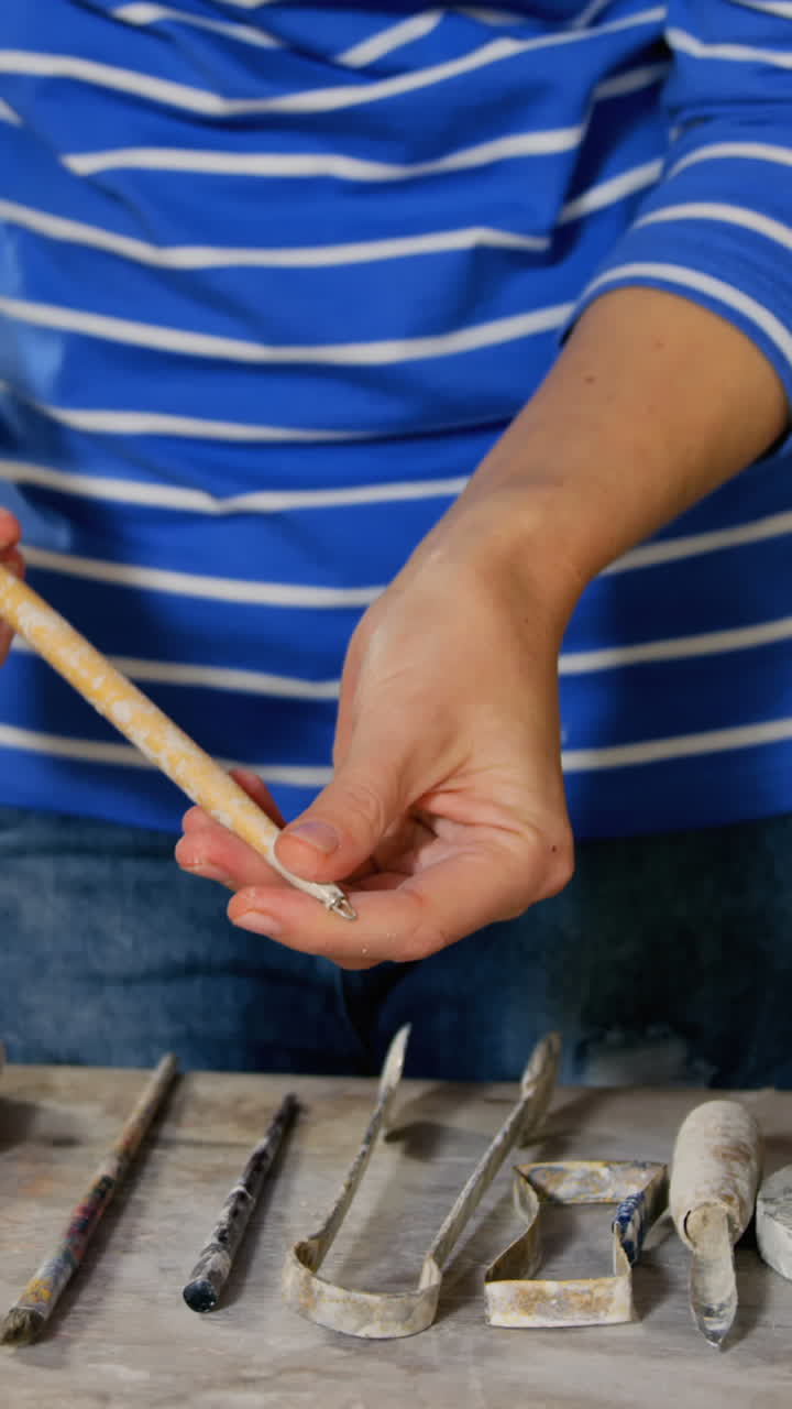 도자기를 들고 있는 도자기의 중간 부분