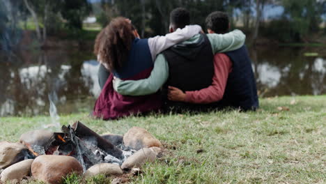 abrazar, relajarse o amigos acampando junto al lago en vacaciones