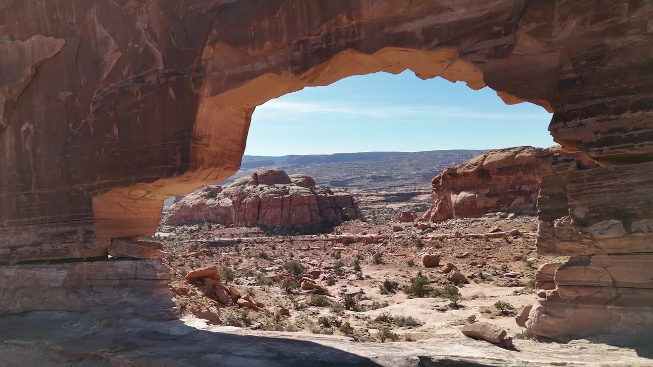 Ripresa aerea con drone del Jeep Arch, monumento naturale in un paesaggio desertico vicino a Moab, Utah, USA