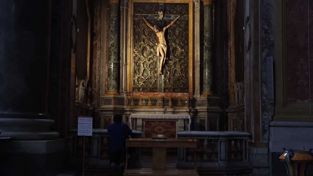 마누엘은 믿고 많은 믿음으로 기도합니다. 그의 가족, 친구들, 그리고 사람들은 아프습니다.