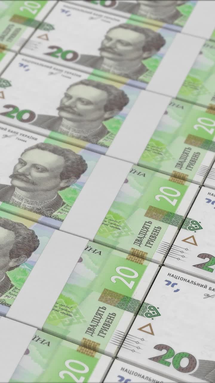video vertical de billetes de 20 hryvnia ucranianos impresos por una prensa de dinero