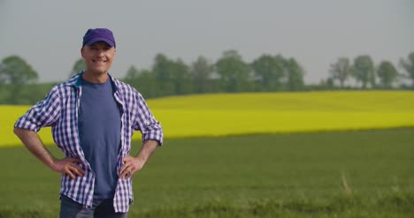 Lächelnder-Reifer-Bauer,-Der-Landwirtschaftliches-Feld-Untersucht-6