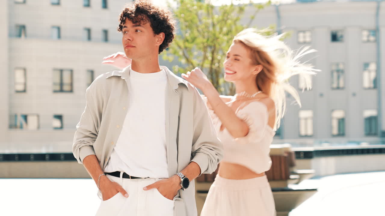 도시 에서 함께 즐거운 시간 을 보내는 부부