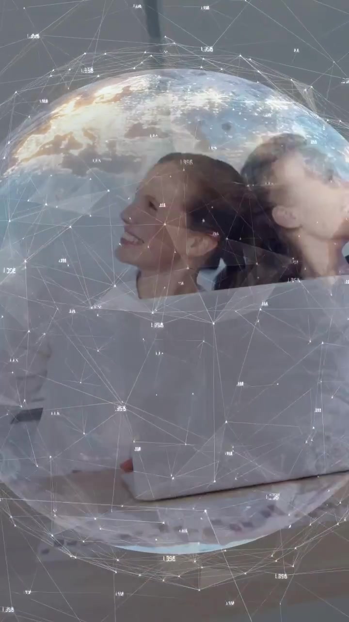 Dikey video: Teknoloji demosu hologramı yükseliyor, kürenin arkasından iki kadın beliriyor, düğümler hareket ederken dönüyorlar.