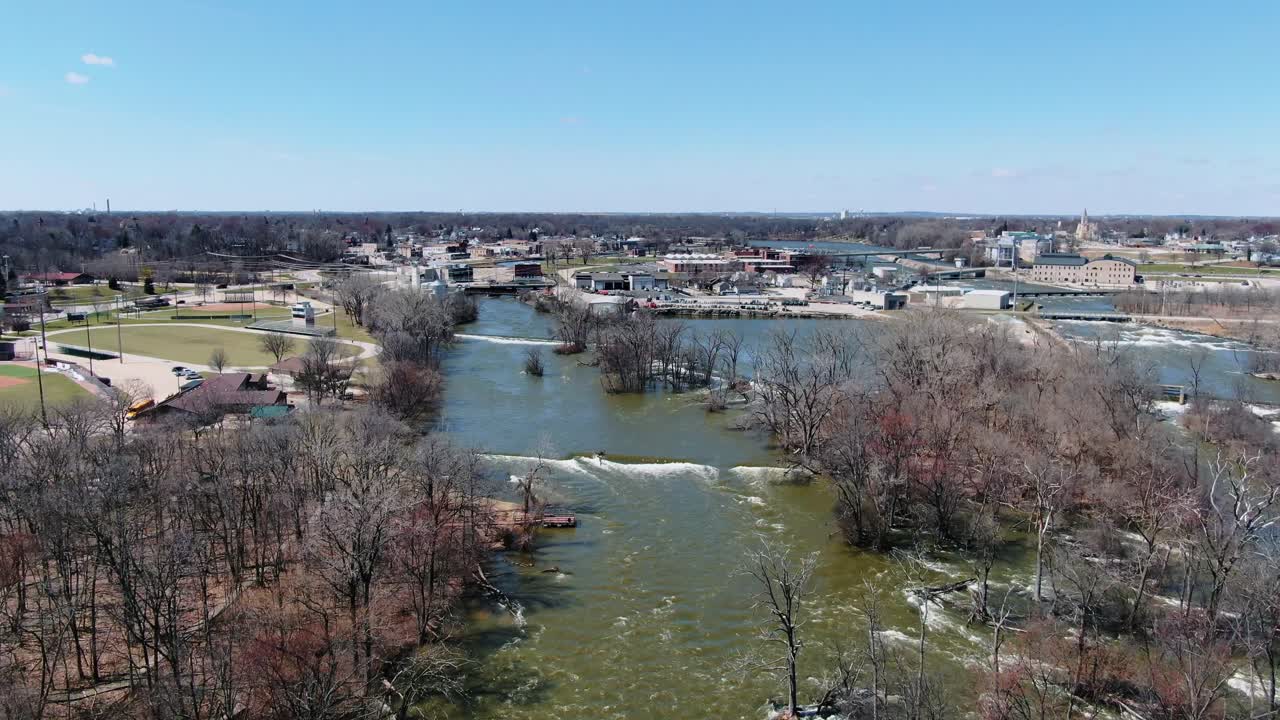 vista aérea sobre el río fox y la pequeña ciudad de kaukauna en wisconsin