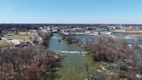 Vista-Aérea-Sobre-El-Río-Fox-Y-La-Pequeña-Ciudad-De-Kaukauna-En-Wisconsin